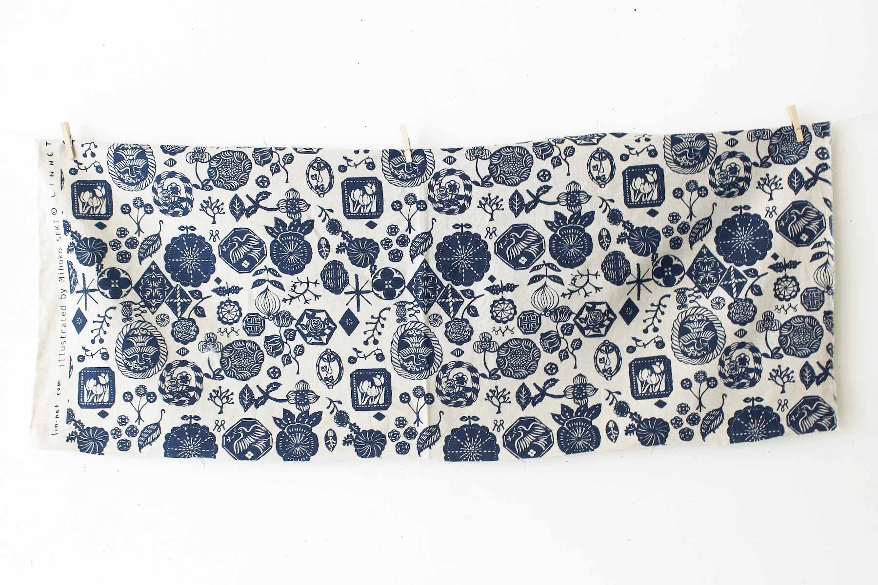 LINNET linen print  LINNETリネンプリント<br /> 花図案の吹き寄せ Flaxネイビー